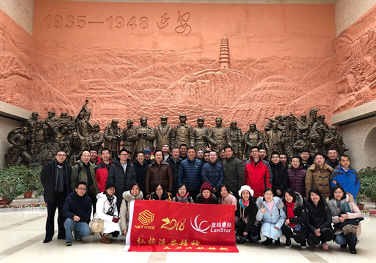 1515765292923462.jpg 革命纪念馆合影(文中).jpg