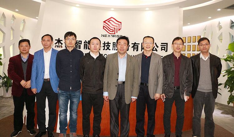 1516705720553862.jpg 与中科院合影(wei).jpg