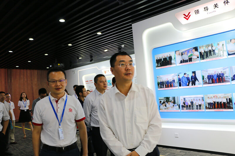 1528387845137964.jpg 孙总陪同孙红兵旅行.jpg